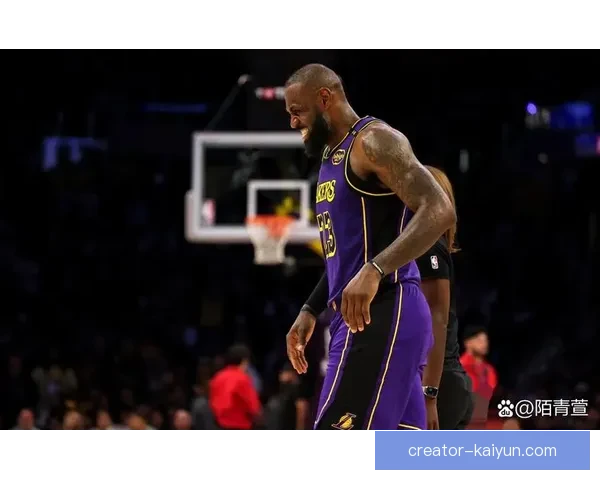 詹姆斯防守能力持续提升，成为球队后防的重要支柱